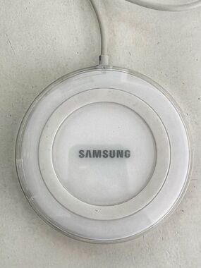 Samsung White Pearl Wireless Charging Pad, specifically model EP-PG920I